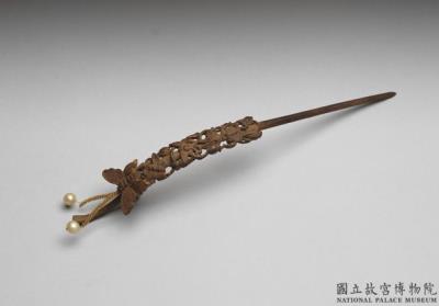 图片[2]-Agarwood earpick-hairpin with carved tendril-and-butterfly decoration, Qing dynasty (1644-1911)-China Archive